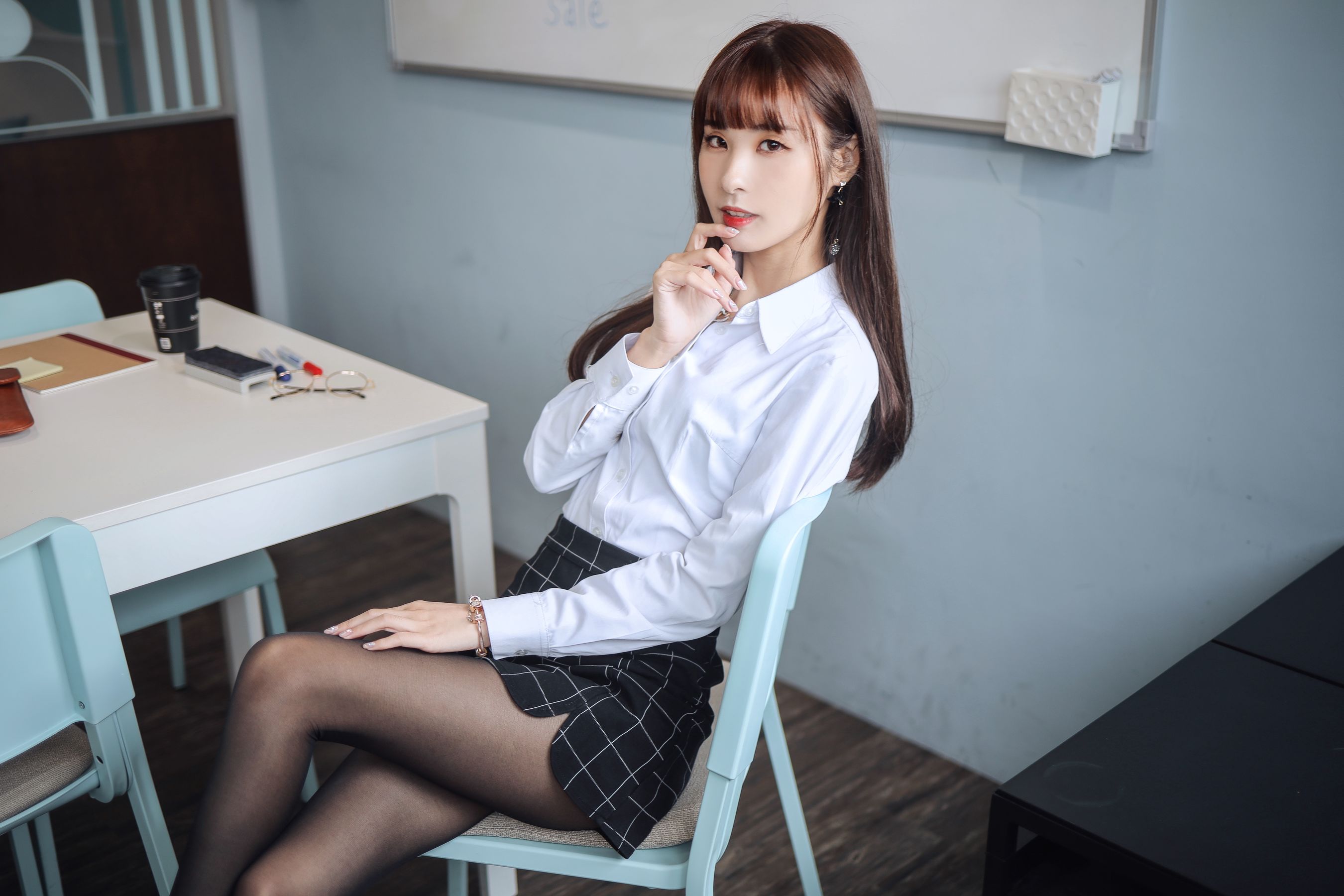 泥泥汝黑丝美腿搭配职场OL白领主题写真