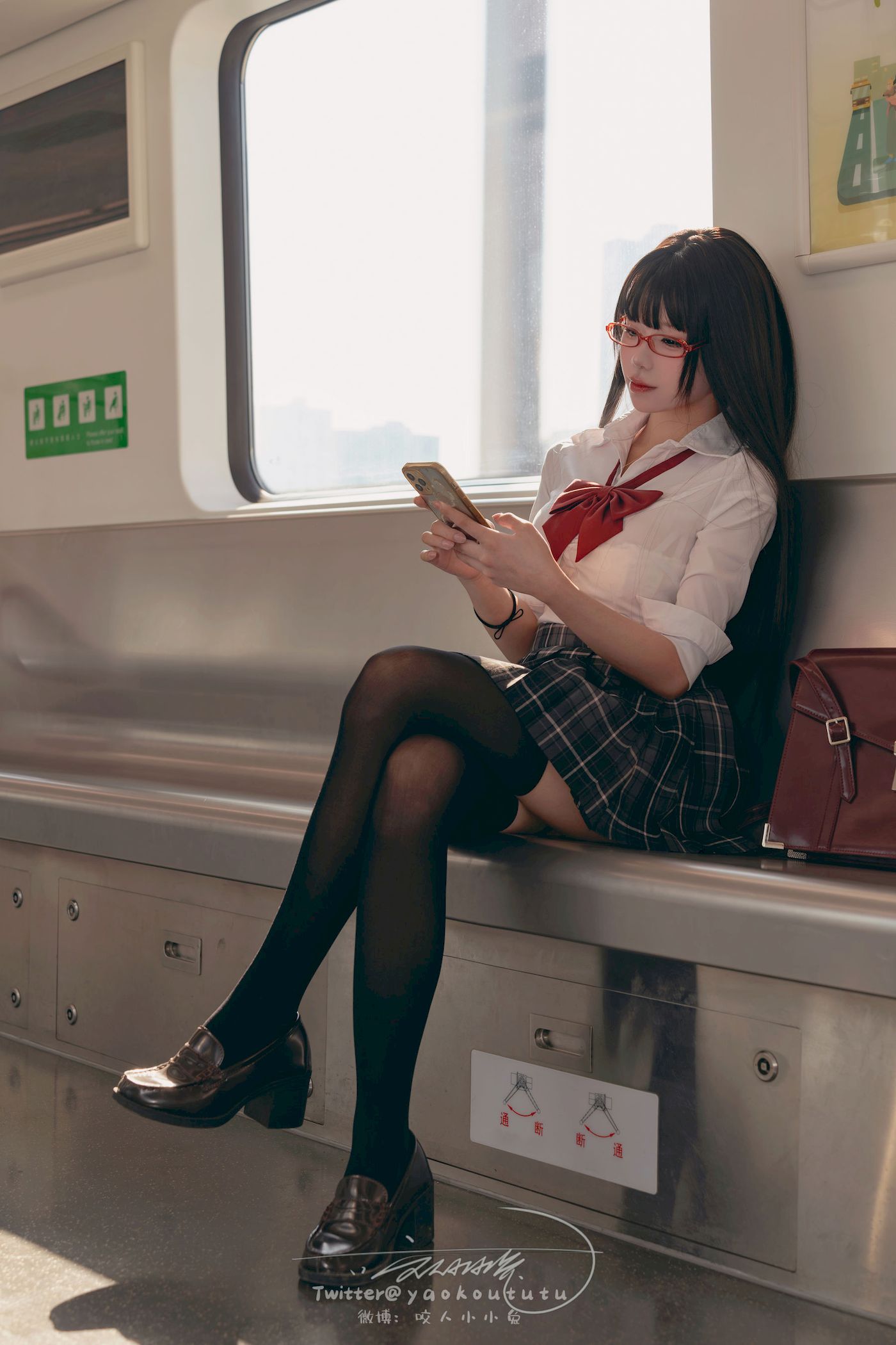 咬一口兔娘黑丝格子裙JK制服电车场景美图