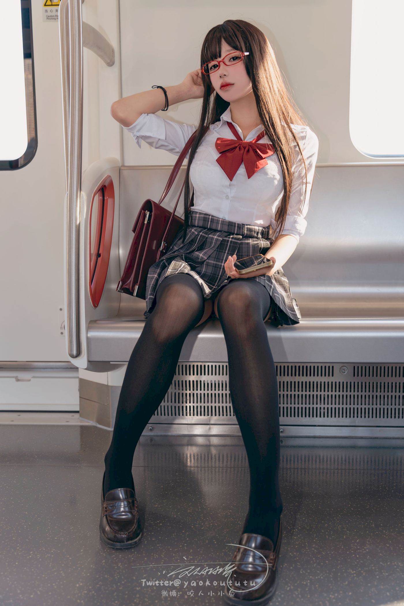 咬一口兔娘黑丝格子裙JK制服电车场景美图