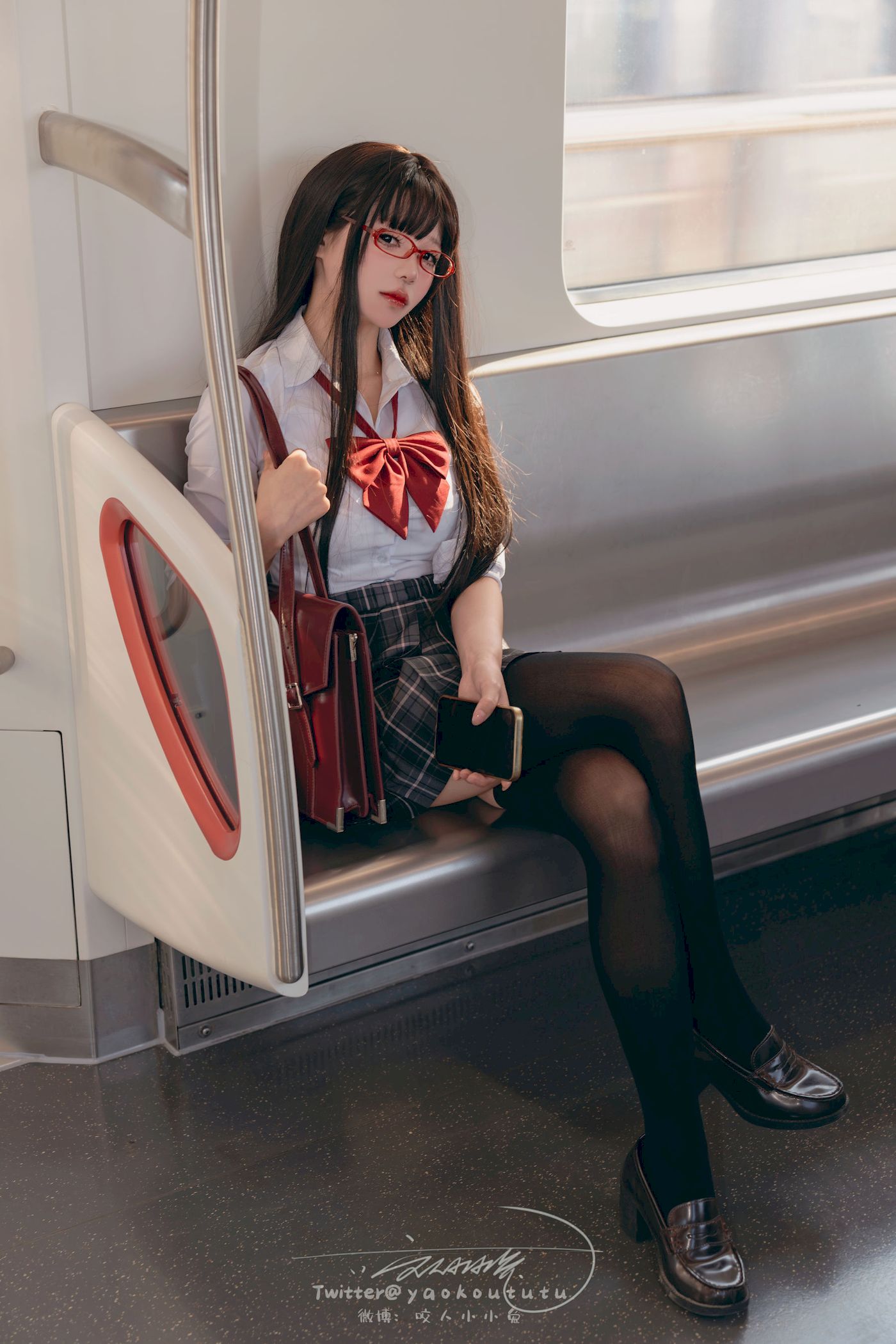 咬一口兔娘黑丝格子裙JK制服电车场景美图