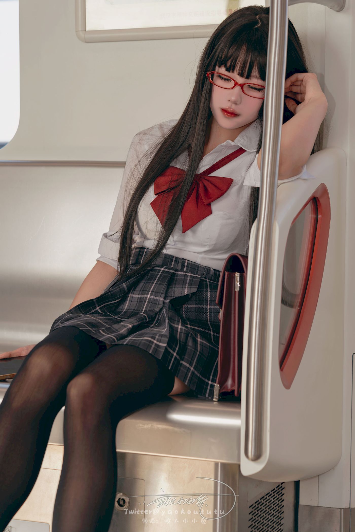 咬一口兔娘黑丝格子裙JK制服电车场景美图