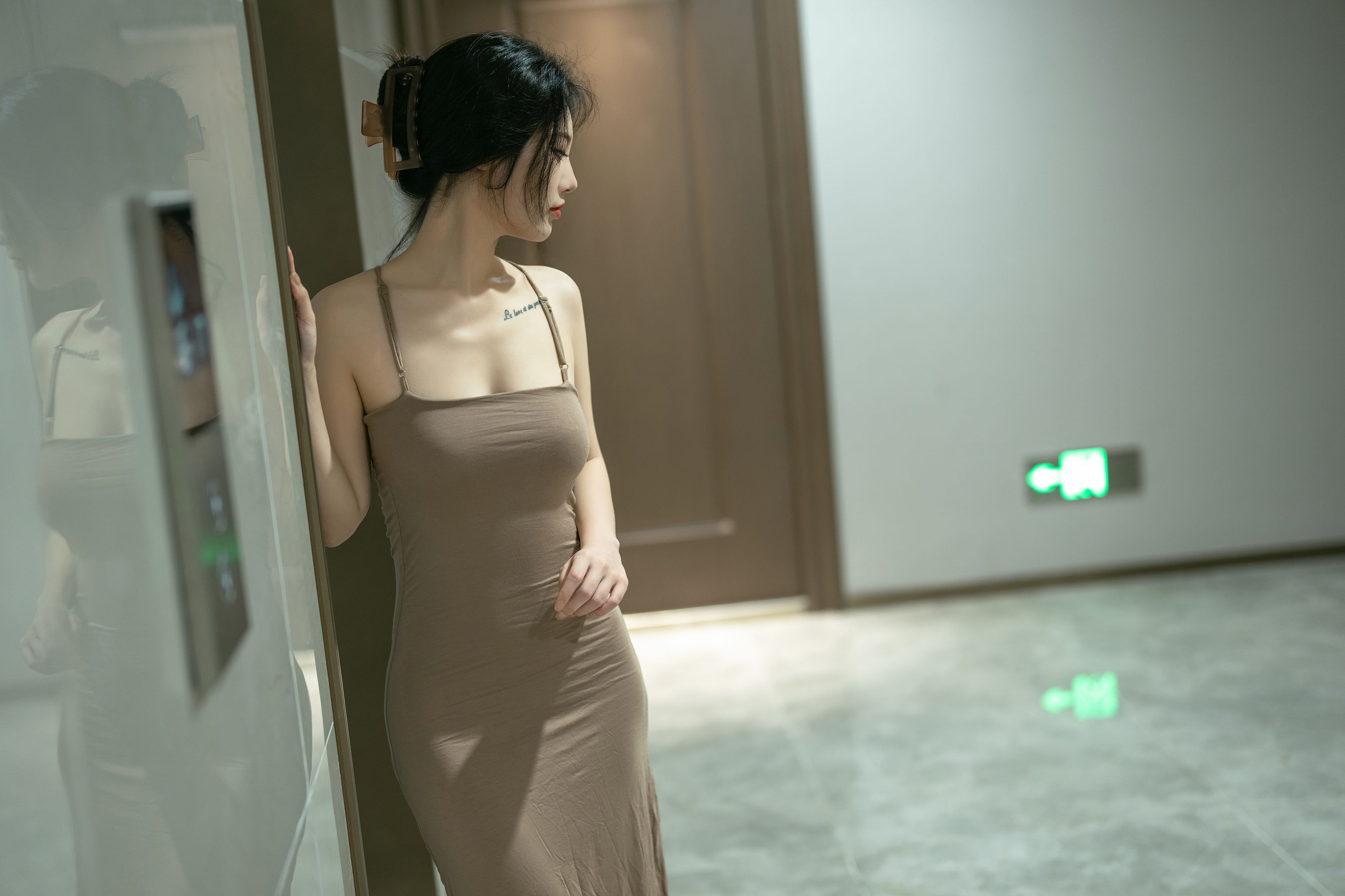 桃良阿宅素色吊带裙浴室镜前私房写真