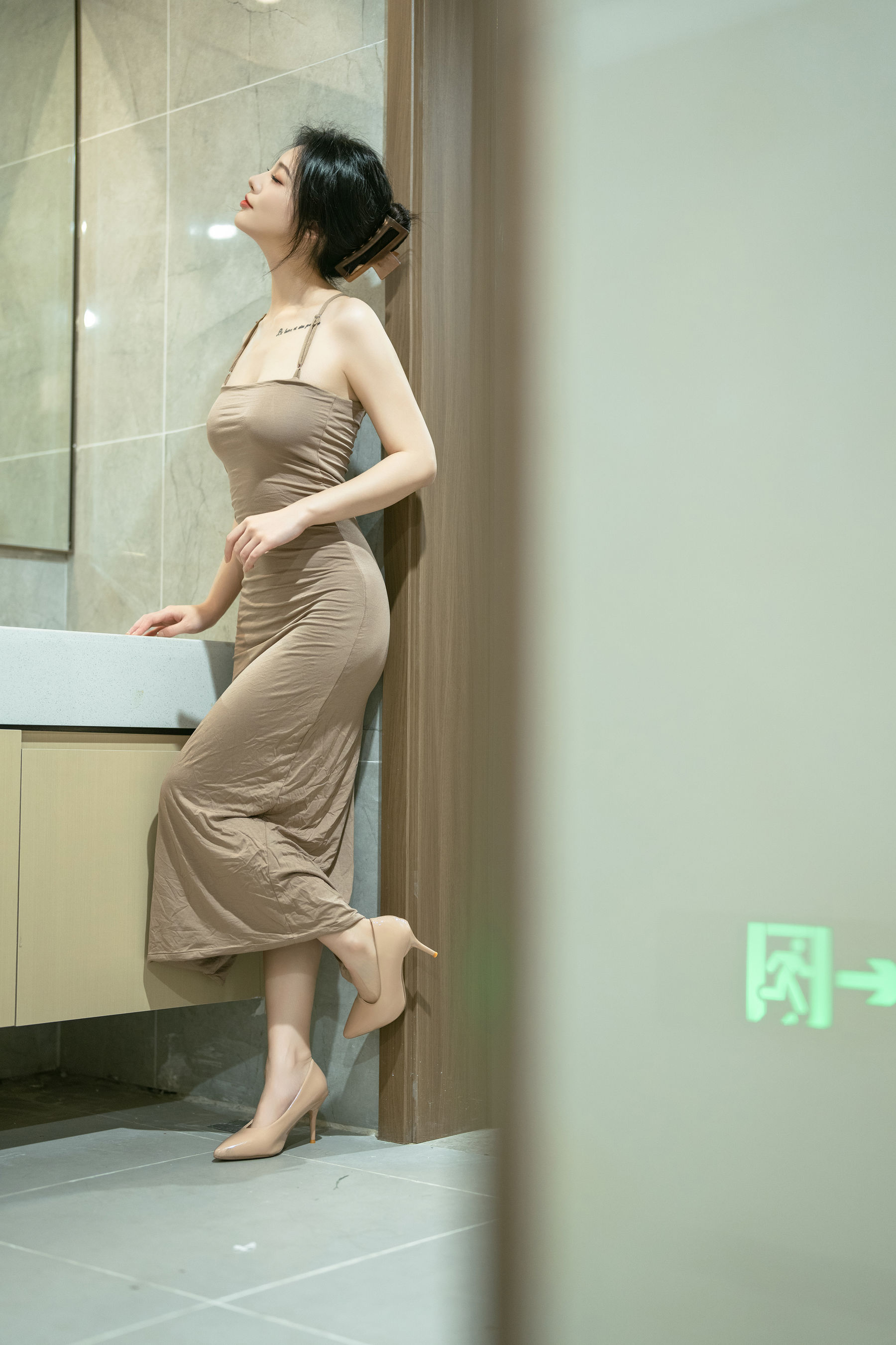 桃良阿宅素色吊带裙浴室镜前私房写真