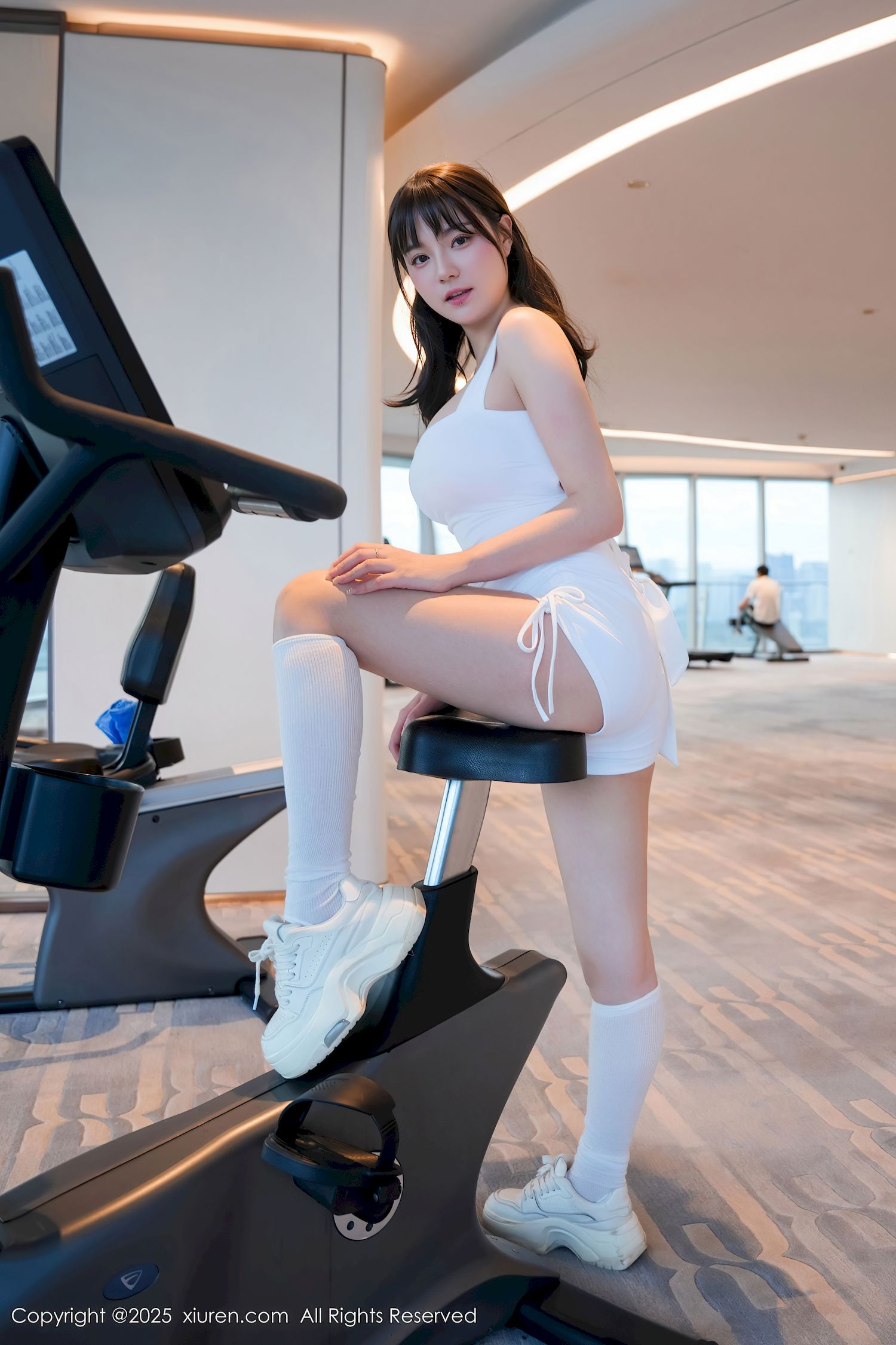 新人软情白色运动服健身房场景性感写真