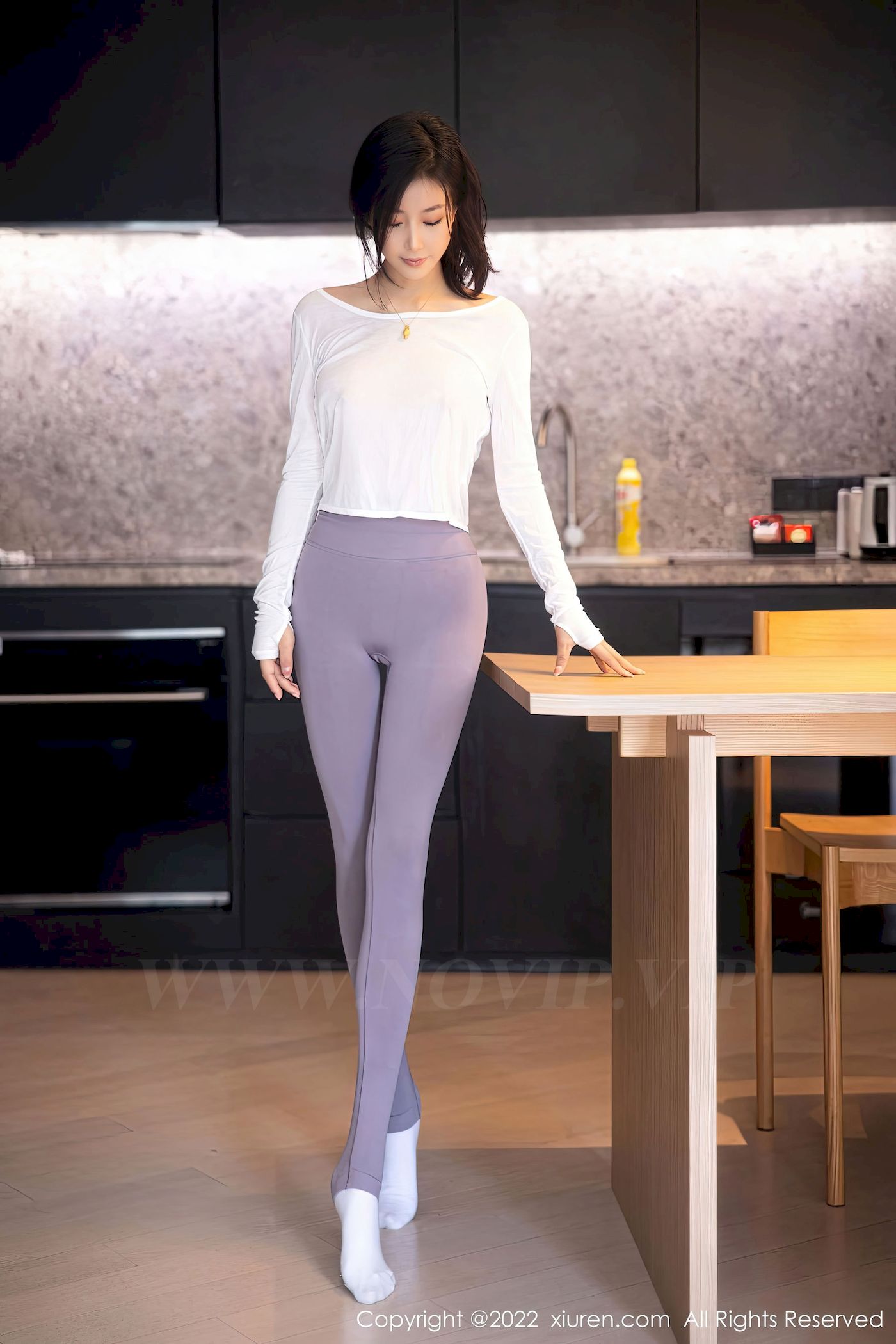 新人苏苏阿 - 白色上衣+灰色瑜伽裤首套写真